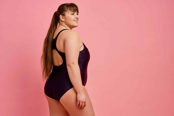 Maillot de bain femme ronde : Les coupes de maillots de bain qui mettent en valeur les formes généreuses