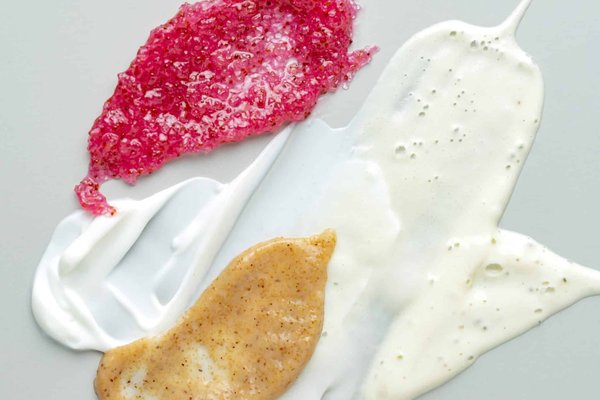 Quel exfoliant doux pour le visage recommander pour une peau sujette à la rosacée?