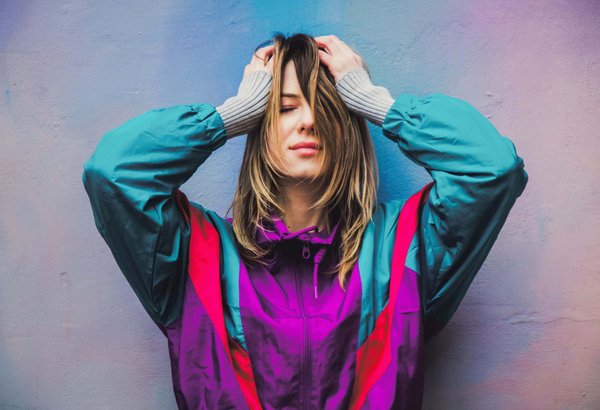 Quelle est la meilleure façon de porter des bottines à talons avec une jupe midi?